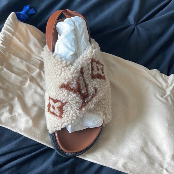 Louis Vuitton Paseo Line Sandal - Picture 4 of 9